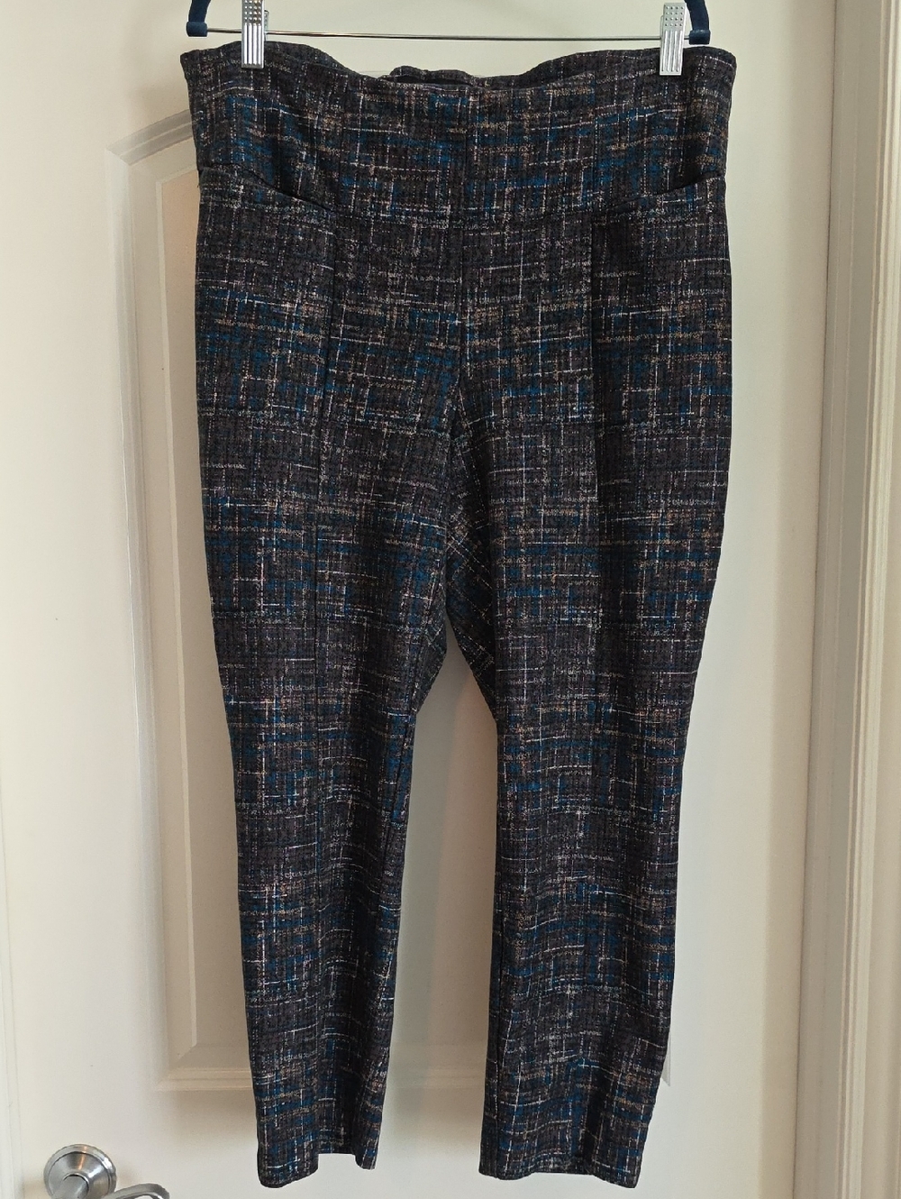 EUC Torrid 2R Gray Blue White Ponte Stretch Pixie Pants - Picture 3 of 8